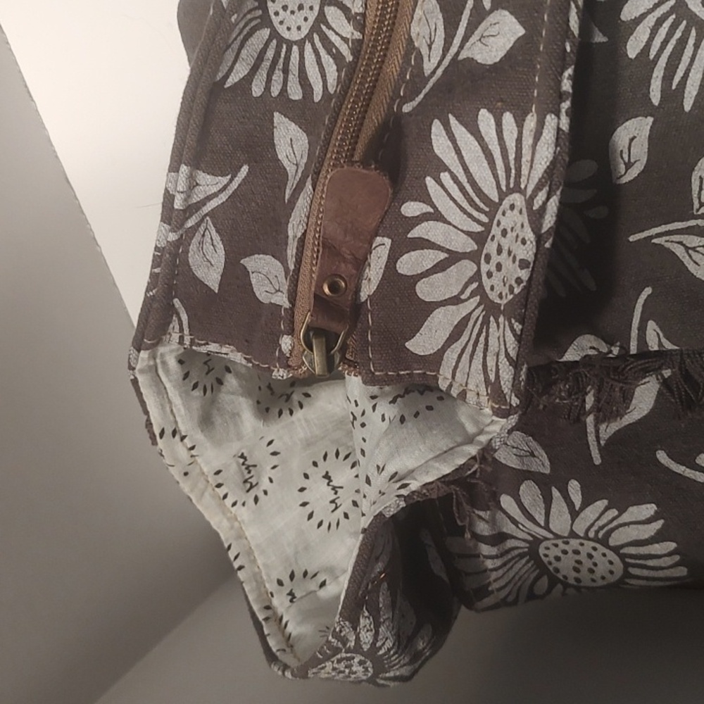 Myra Anemone Weekender Bag Brown, Grey, White NWT Floral - Picture 10 of 13